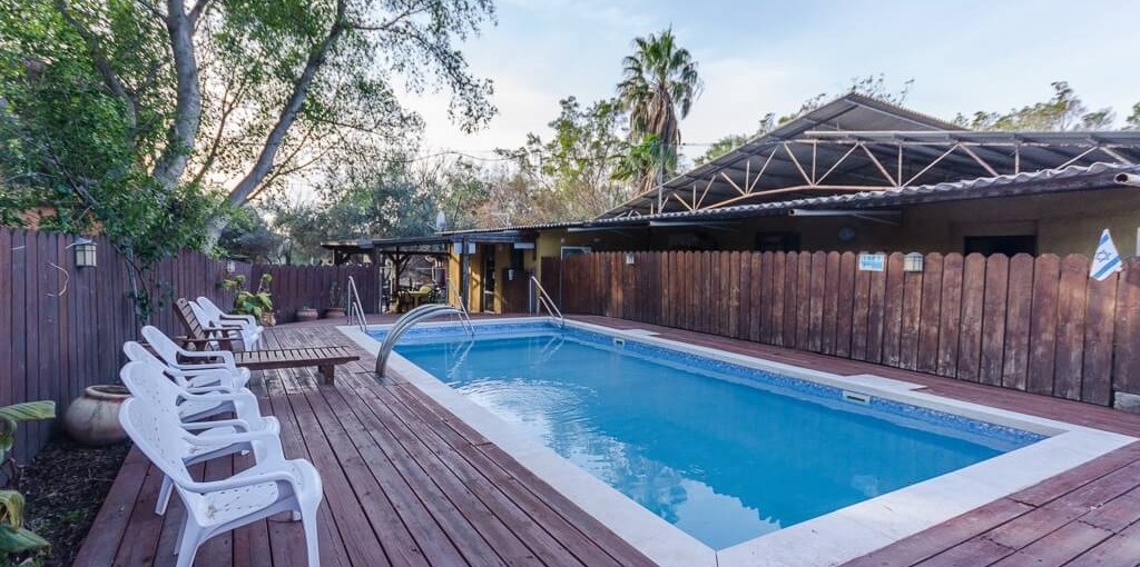 ברק בקתות נופש בריכה וגקוזי (1).jpg