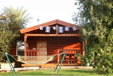 בקתות עץ - נופי כנרת בוקי - החצר והנוף