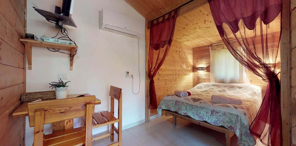 מקום בלב - עין יהב בקתת עץ (6).jpg