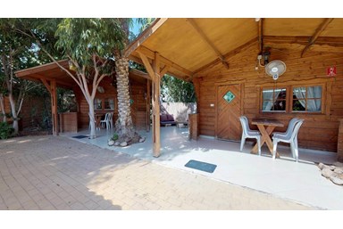 מקום בלב - עין יהב - בקתות עץ