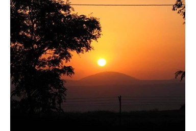 בקתה מול שקיעה