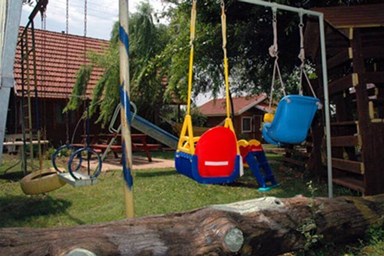 ארבל בתי קייט - החצר והבריכה