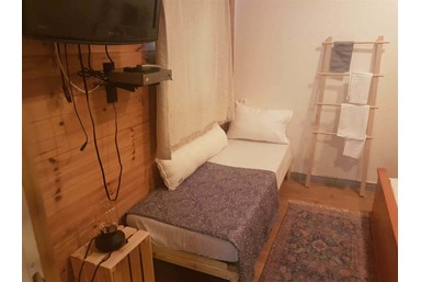 אל התבור-בגן קסום - הבקתה הכחולה