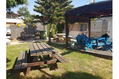 אל התבור-בגן קסום - החצר והבריכה