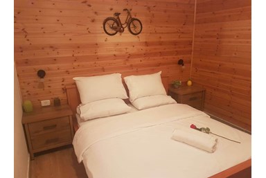 אל התבור-בגן קסום - הבקתה הכחולה