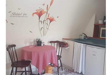 אל התבור-בגן קסום - הבקתה הסגולה