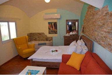 אל התבור-בגן קסום - הבקתה הכתומה