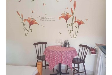 אל התבור-בגן קסום - הבקתה הסגולה