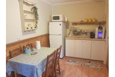 אל התבור-בגן קסום - הבקתה הכחולה