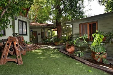 אוויר ואווירה בחד-נס - החצר