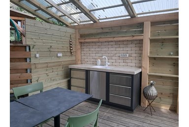 אוויר ואווירה בחד-נס - החצר