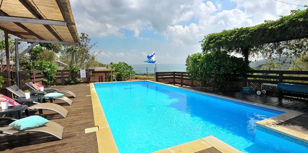 אחוזת מול כנרת חצר ובריכה (2).JPG