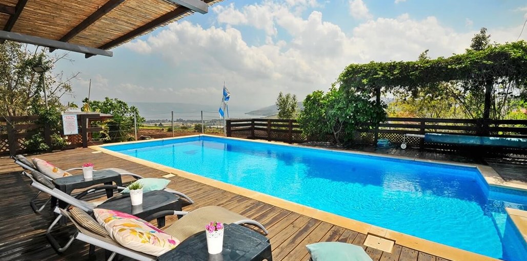 אחוזת מול כנרת חצר ובריכה (4).JPG