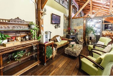 מלון הציידים - החצר הנוף והסביבה