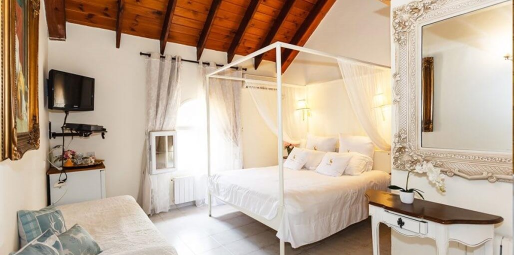 מלון הציידים חדר גלריה עם ג'קוזי (9).jpg