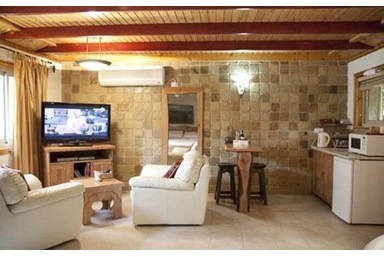 בקתות באהבה – בוטיק - הבוסתן והחצר