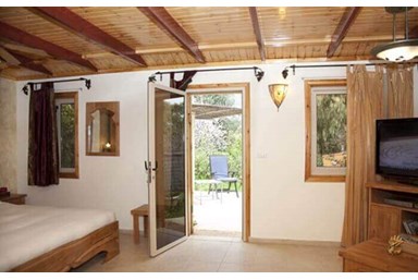 בקתות באהבה – בוטיק - הבוסתן והחצר