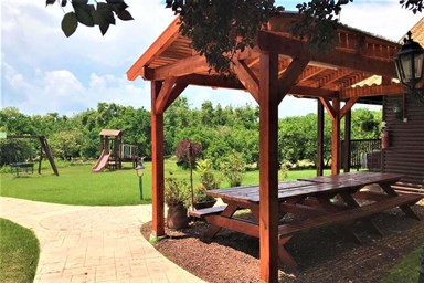 ניחוח פרי  - החצר