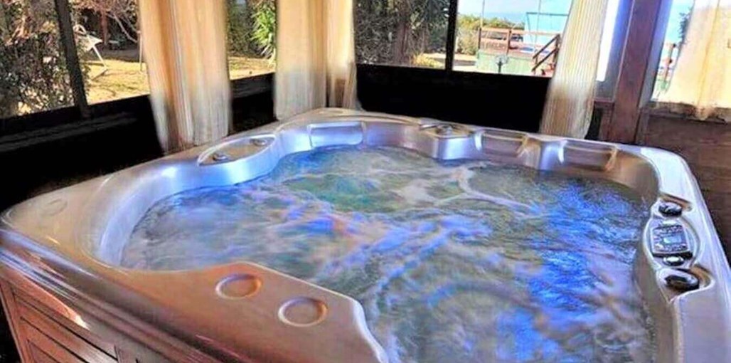 בקתות דרך האושר המקורי חצר ובריכה (2).jpg