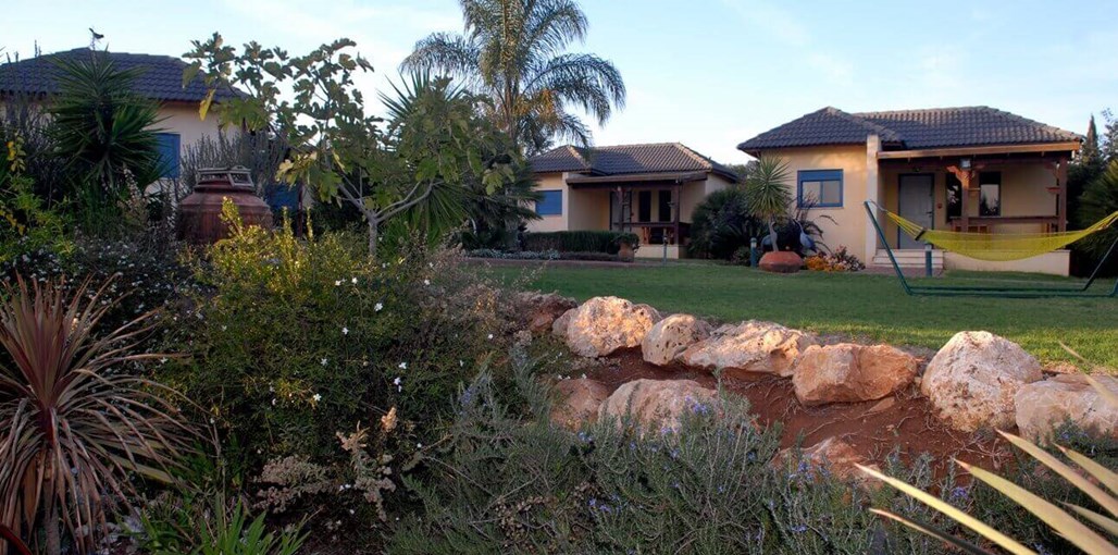 נוף חרמון - אירוח  כפרי איכותי החצר והנוף (1).jpg