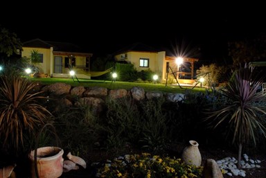 נוף חרמון - אירוח כפרי איכותי - החצר והנוף