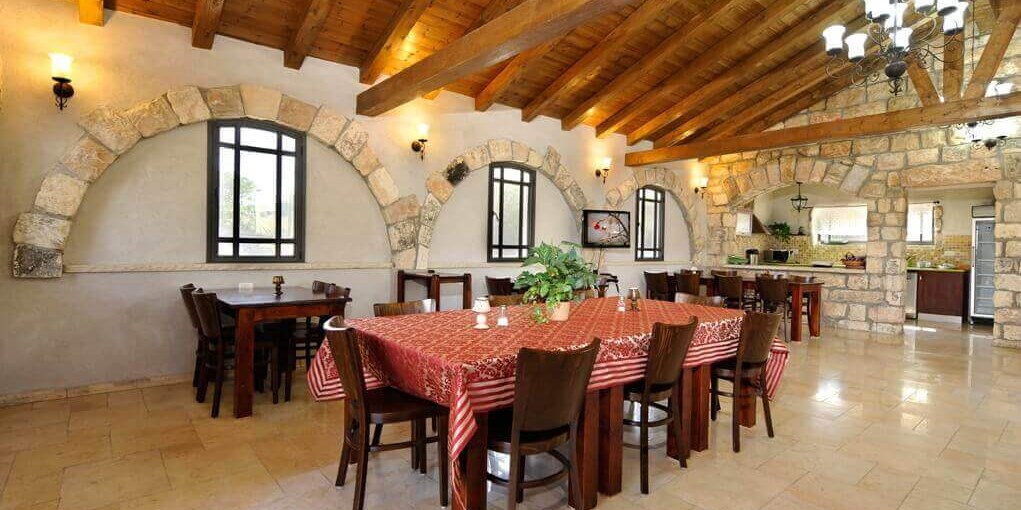 נוף חרמון - אירוח  כפרי איכותי חדר האוכל (1).jpg