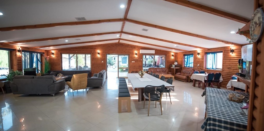 בקתות עץ אלון לובי וחדר אוכל (20).jpg