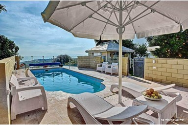 מצפה כנרת - החצר והבריכה המחוממת