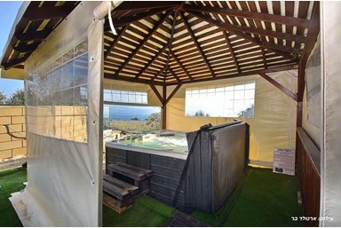 מצפה כנרת - החצר והבריכה המחוממת