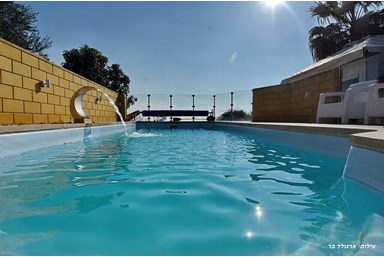 מצפה כנרת - החצר והבריכה המחוממת