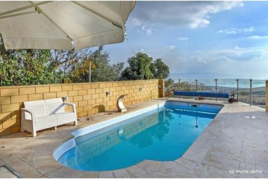 מצפה כנרת - החצר והבריכה המחוממת