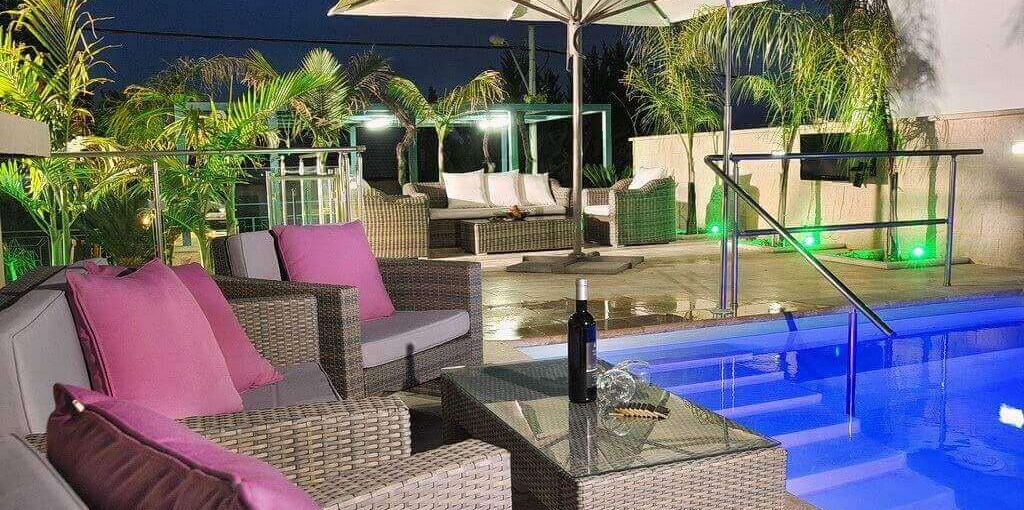 נווה אילה - סוויטות יוקרה חצר בריכה וגקוזי (4).jpg