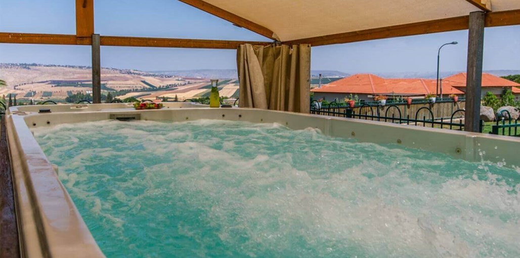 אביגיל אירוח כפרי חצר ונוף (32).jpg