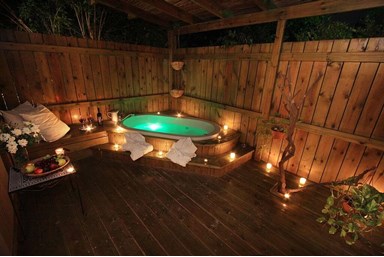 בר בכפר - הבריכה והחצר