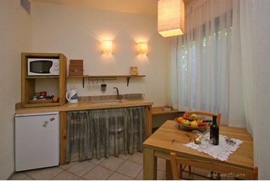 בר בכפר - הבריכה והחצר