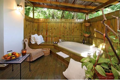 בר בכפר - הבריכה והחצר