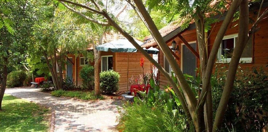 הבית של יעל חצר וחדר האוכל 3.jpg