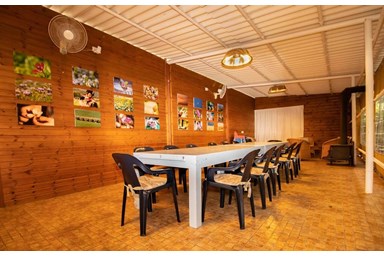 הבית של יעל - החצר וחדר האוכל