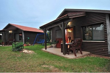 גן וטבע - החצר והבריכה