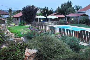 גן וטבע - החצר והבריכה