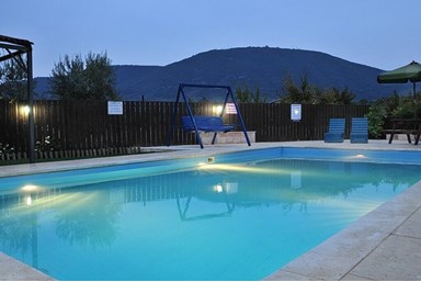 גן וטבע - החצר והבריכה