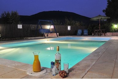 גן וטבע - החצר והבריכה