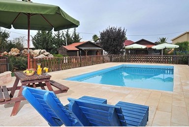 גן וטבע - החצר והבריכה