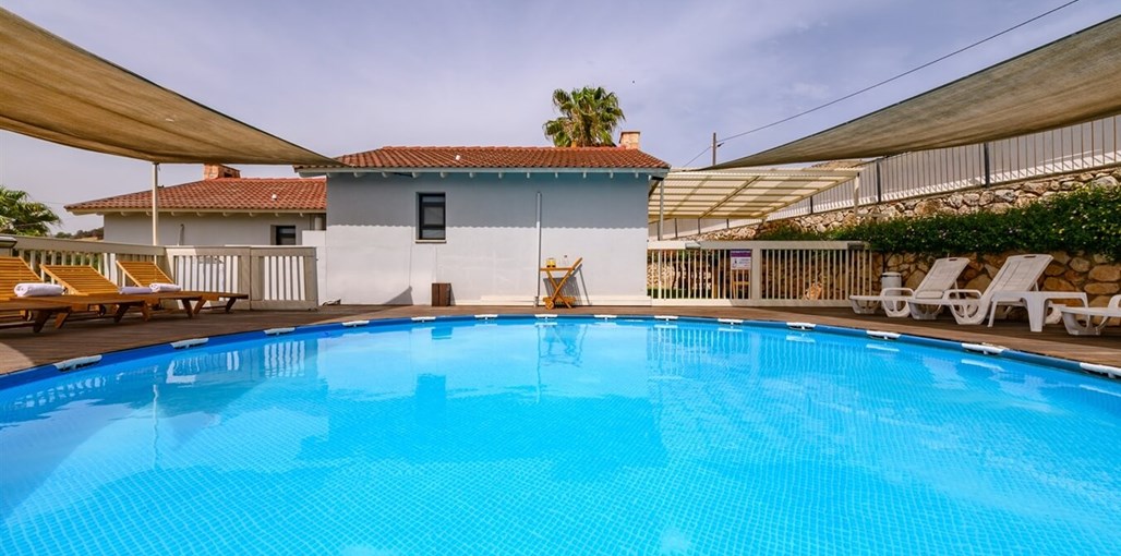 אתי על הגבעה חוץ (12).jpg