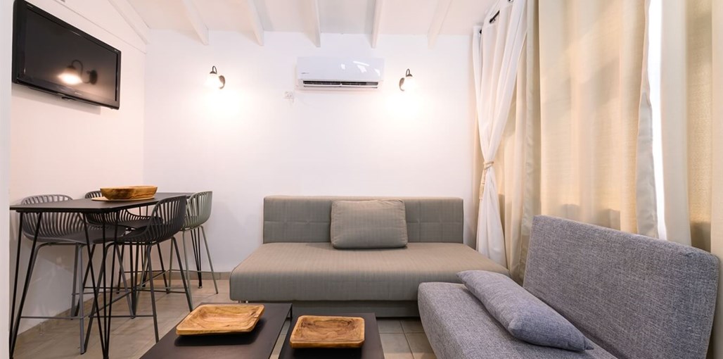 אתי על הגבעה יחידה 1 (4).jpg