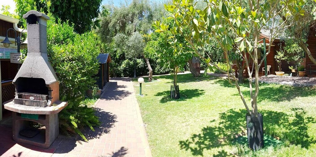 בקתה בהר פנורמי חצר (1).jpg