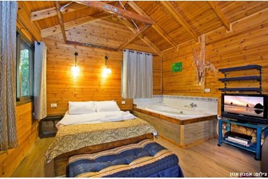 סייסטה ברמות - החצר והבריכה