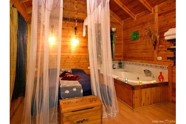 סייסטה ברמות - החצר והבריכה