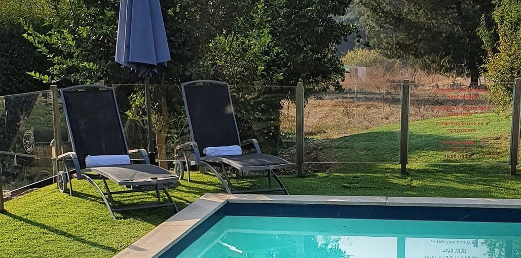 אחוזת טל בקתות עץ אחוזת טל - החצר והבריכה (1).jpeg