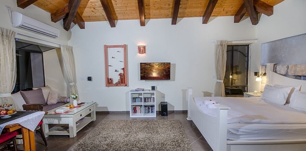 אהבה בירוק אמירים הסוויטה הלבנה (2).jpg